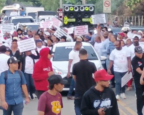 Comunitarios realizan marcha contra Barrick