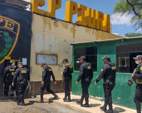 Delinquent Vilda of the Piura prison climbing the walls