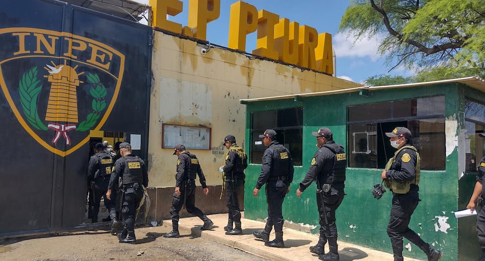 Delinquent Vilda of the Piura prison climbing the walls