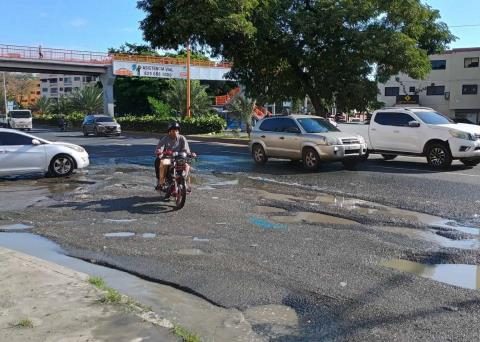 Deterioration of V Centenario Avenue due to sanitary leak