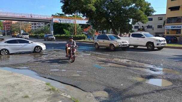 Deterioration of V Centenario Avenue due to sanitary leak