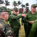 Miguel Díaz-Canel, rodeado de militares este martes, en un campo de tiro