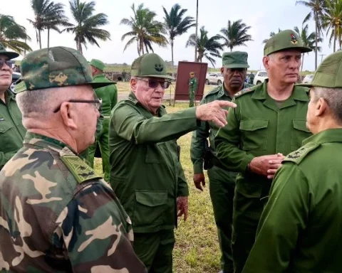 Miguel Díaz-Canel, rodeado de militares este martes, en un campo de tiro