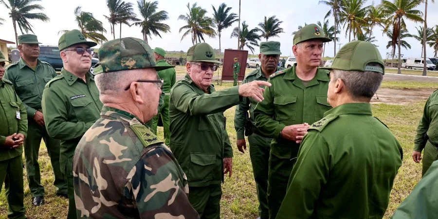 Miguel Díaz-Canel, rodeado de militares este martes, en un campo de tiro