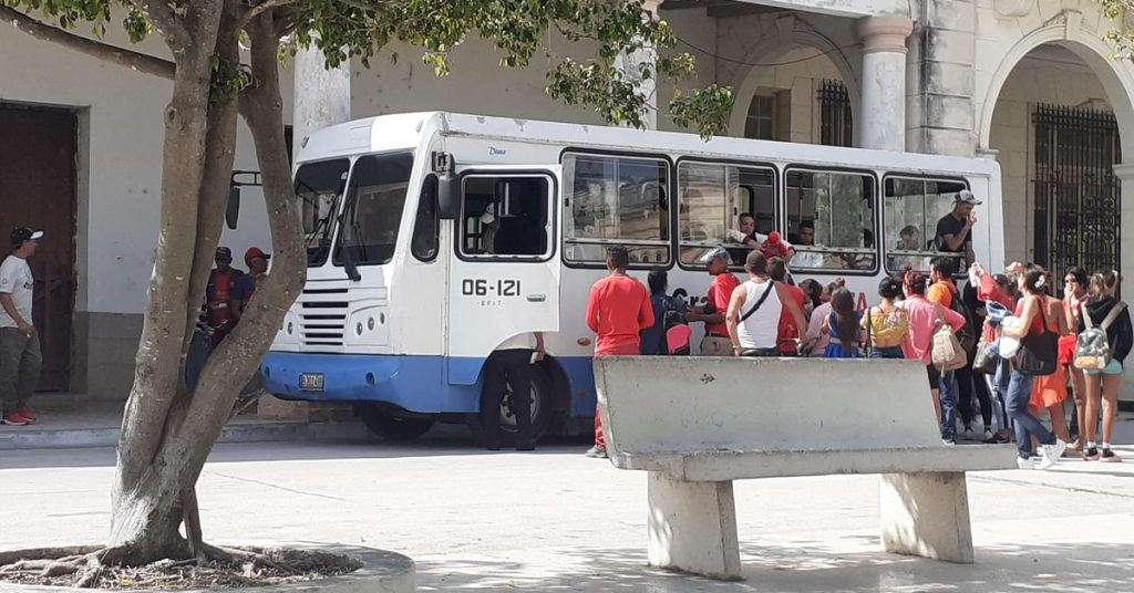 Distraught families say goodbye in Manzanillo to their children summoned for Military Service