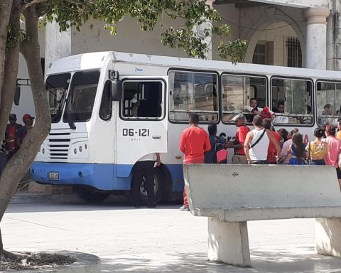 Distraught families say goodbye in Manzanillo to their children summoned for Military Service