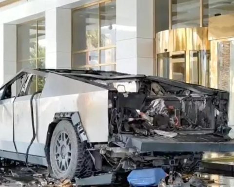 Driver of vehicle that exploded in front of hotel in Las Vegas left two letters criticizing the government