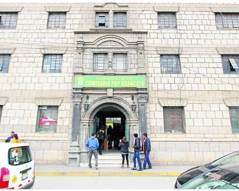 Drunk woman hit a police officer at the Huancayo police station