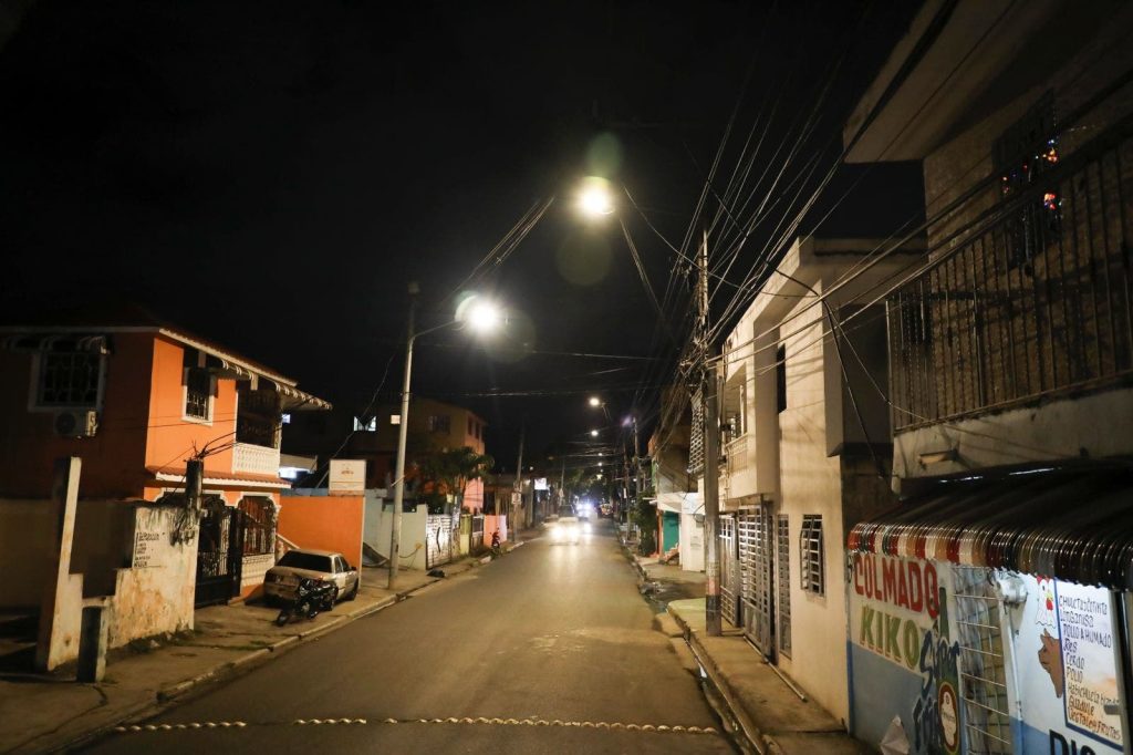 EDEESTE mejora el alumbrado en sectores de Santo Domingo y el Distrito Nacional