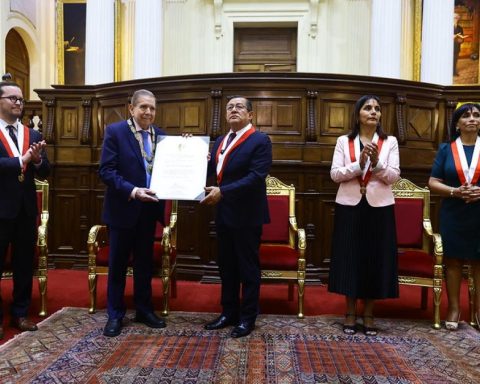 Edmundo González Urrutia received the Honor Medal of the Congress of the Republic