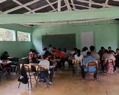 ¡Expuestos a enfermedades! Así toman clases decenas de estudiantes tras falta de plantel en La Guama