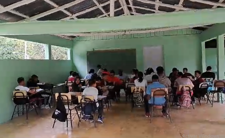 ¡Expuestos a enfermedades! Así toman clases decenas de estudiantes tras falta de plantel en La Guama