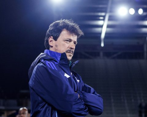 Fernando Diniz is fired from Cruzeiro, after commanding team for 4 months