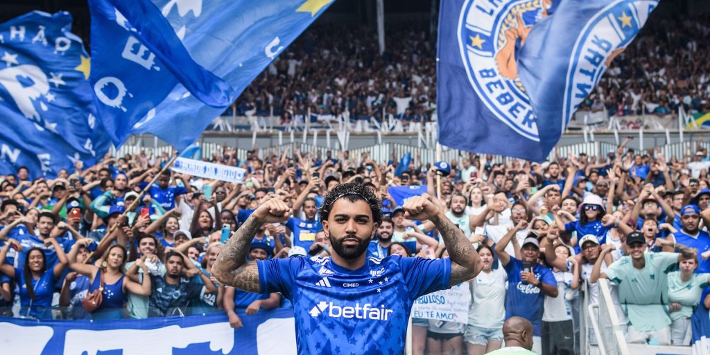 Gabigol is presented by Cruzeiro in a packed Mineirão