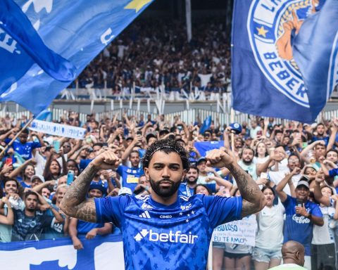 Gabigol is presented by Cruzeiro in a packed Mineirão