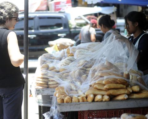 Government negotiates with producers and keeps bread prices fixed