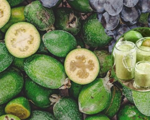 Grandma's trick to prevent feijoa juice from oxidizing and turning bitter