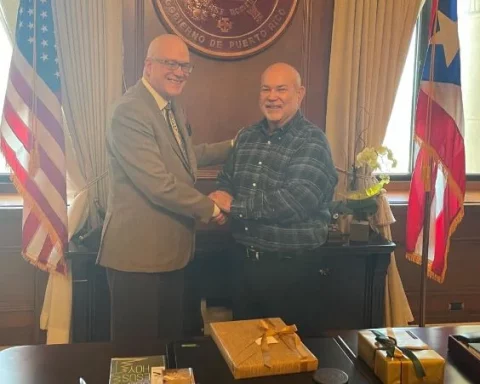 Orlando Gutiérrez-Boronat (i) y Carlos "Johnny" Méndez, presidente de la Cámara de Representantes de Puerto Rico