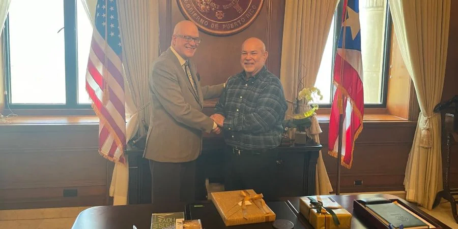 Orlando Gutiérrez-Boronat (i) y Carlos "Johnny" Méndez, presidente de la Cámara de Representantes de Puerto Rico