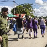 Dos militares de un cuerpo de élite en una calle de Cuba