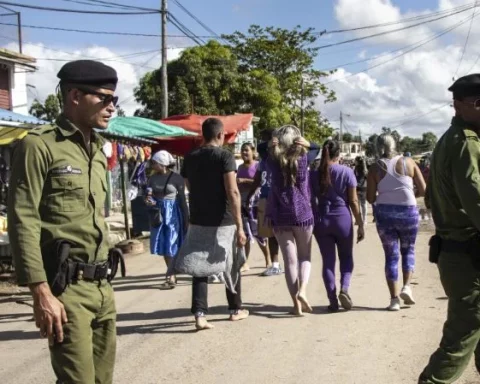 Dos militares de un cuerpo de élite en una calle de Cuba