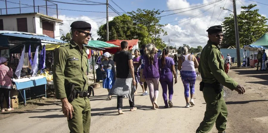 Dos militares de un cuerpo de élite en una calle de Cuba