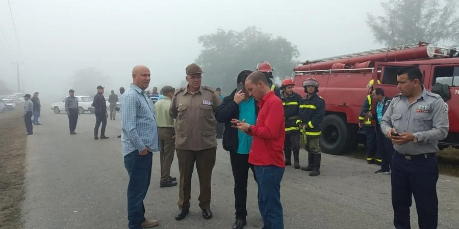 Autoridades del MININT y el Ministerio del Transporte en el área del accidente