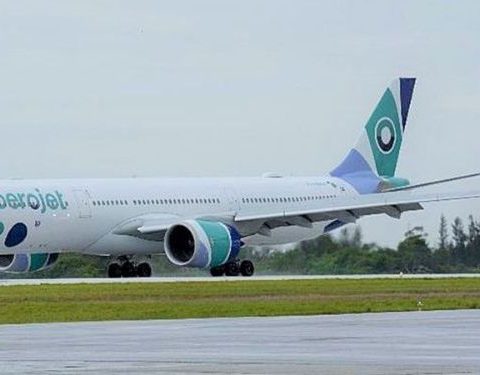 Avión de Iberojet aterrizando en aeropuerto de Santa Clara