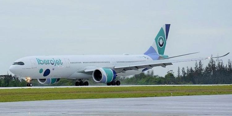 Avión de Iberojet aterrizando en aeropuerto de Santa Clara