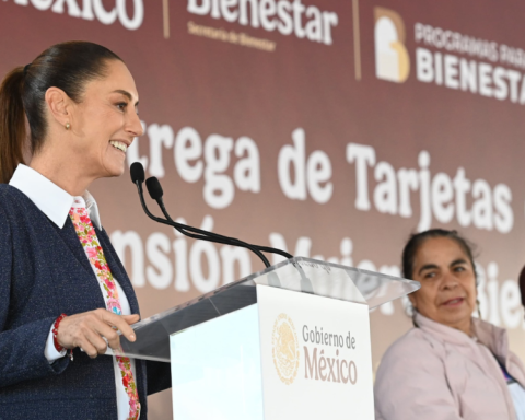 In Huauchinango, Puebla, President Claudia Sheinbaum delivers new cards for the Women's Wellbeing Pension