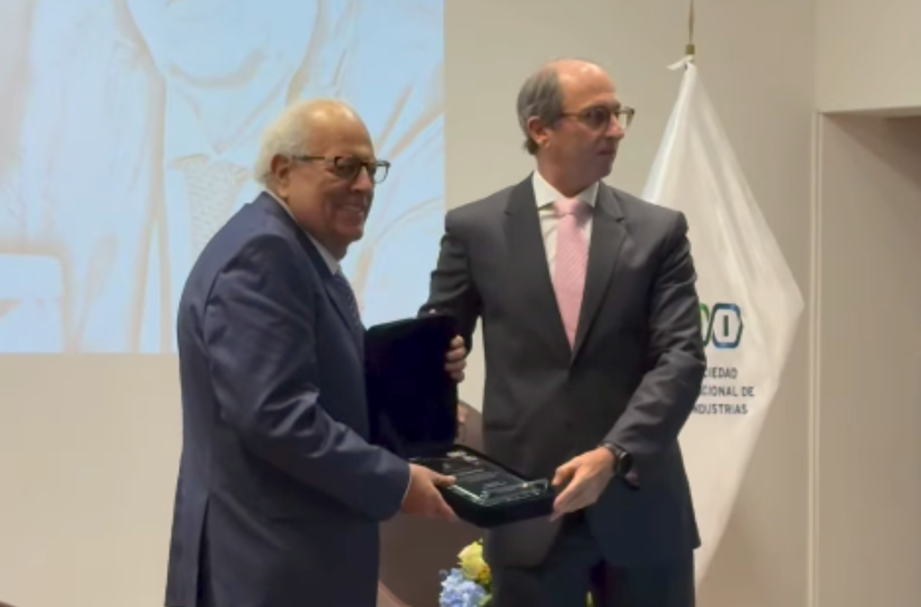 Julio Velarde received tribute from the National Society of Industries