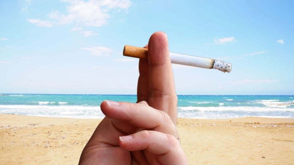 Keep calm before finding out how much the fine is for smoking on Chilean beaches this summer