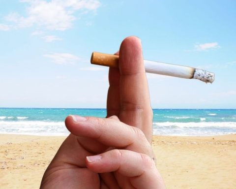 Keep calm before finding out how much the fine is for smoking on Chilean beaches this summer