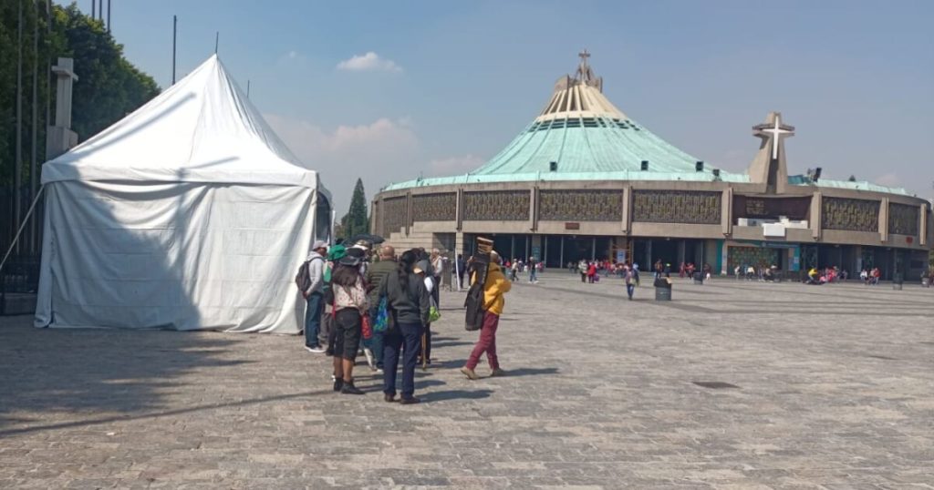 Long wait and no money in the arms exchange at the Basilica