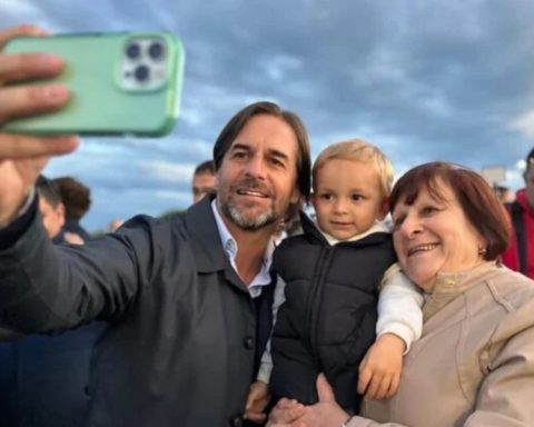 Luis Lacalle, a president in eternal selfie