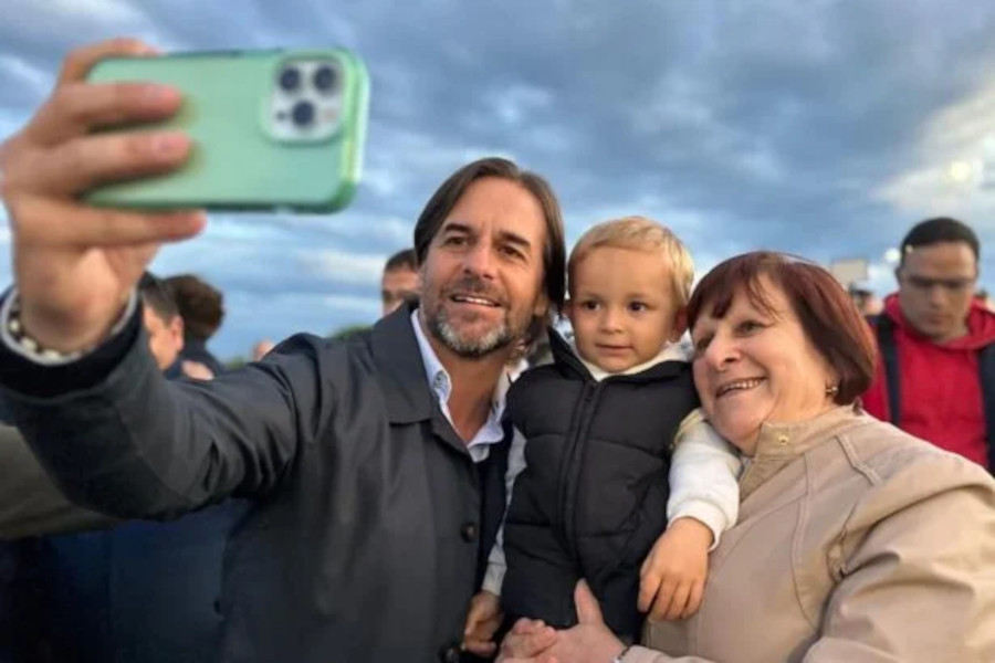 Luis Lacalle, a president in eternal selfie