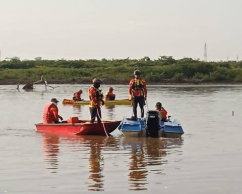 Man drowned after saving the life of a family member who was sinking in a swamp during a walk