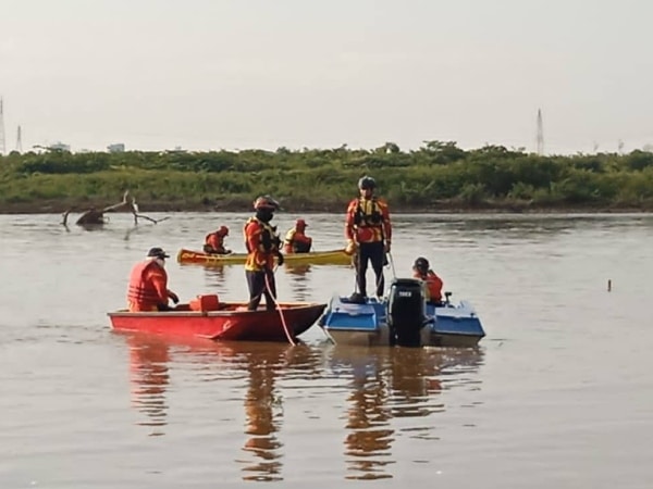 Man drowned after saving the life of a family member who was sinking in a swamp during a walk