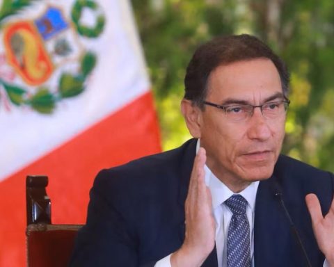 Martín Vizcarra mocks the disqualifications and continues to proselytize politically