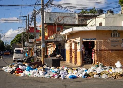 Mayors seek to clean their spaces of New Year's garbage