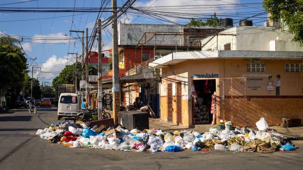 Mayors seek to clean their spaces of New Year's garbage