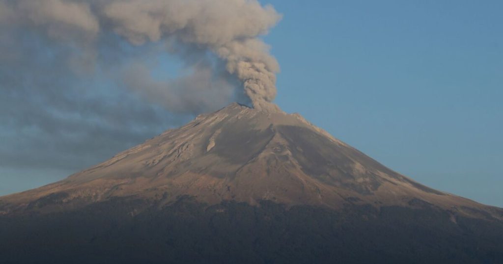 Mexican mountaineer shows what the Popocatépetl volcano looks like from its crater