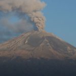 Mexican mountaineer shows what the Popocatépetl volcano looks like from its crater