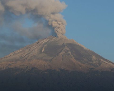 Mexican mountaineer shows what the Popocatépetl volcano looks like from its crater