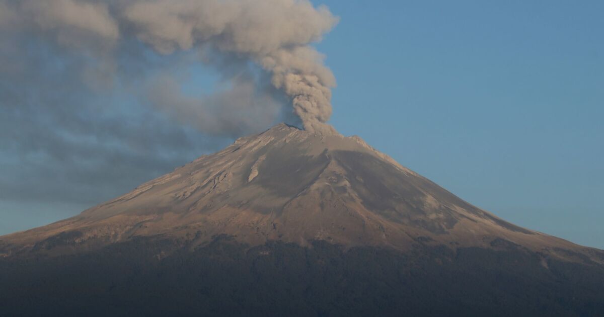 Mexican mountaineer shows what the Popocatépetl volcano looks like from its crater