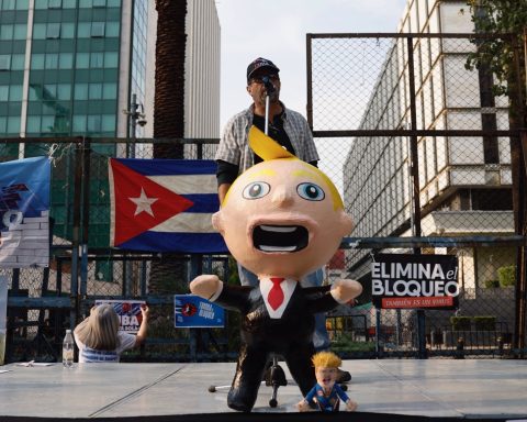 Mexicans protest in front of the US embassy for inclusion of Cuba on terrorist list