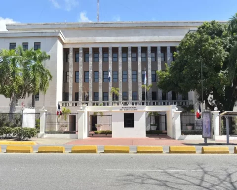 Ministerio de Educación suspende y sanciona a Director distrital por incurrir en irregularidad