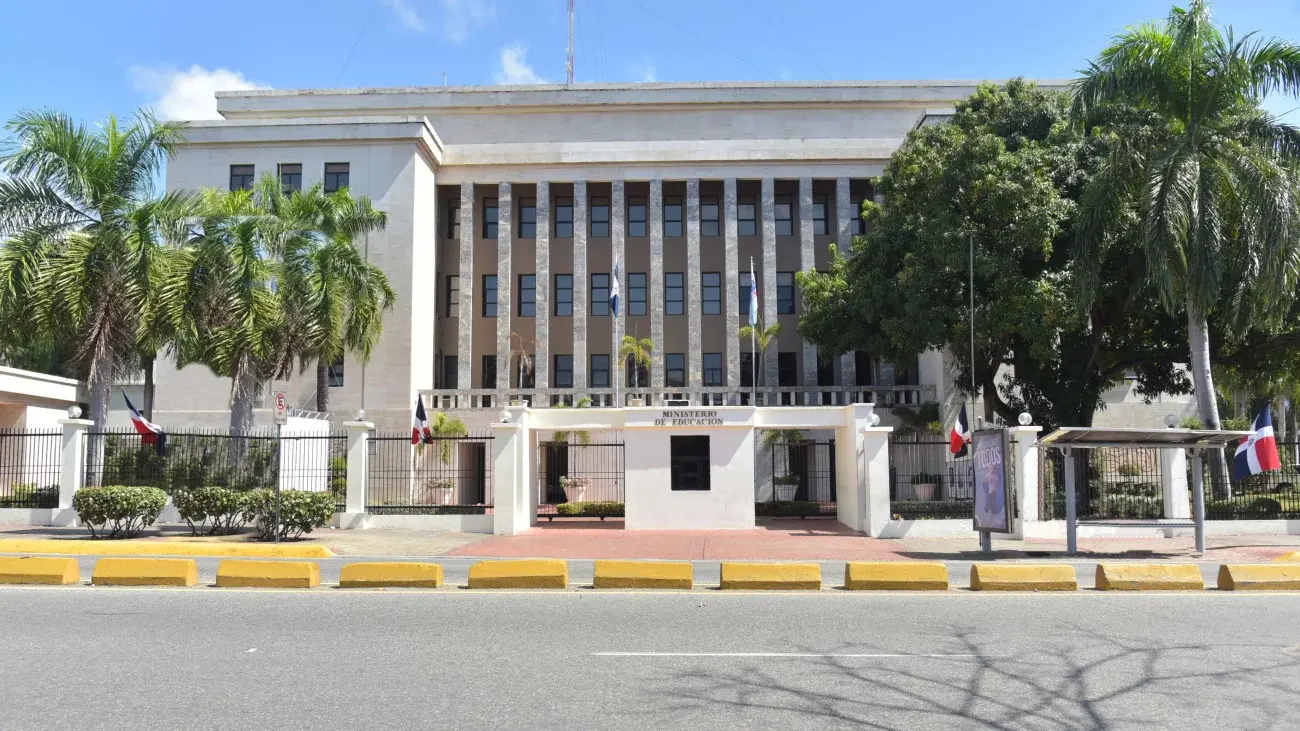 Ministerio de Educación suspende y sanciona a Director distrital por incurrir en irregularidad