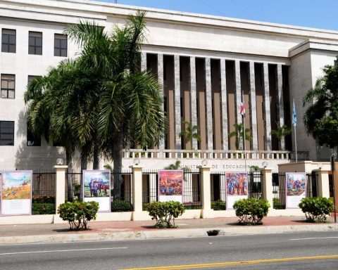 Más de 500 niños afectados por el cierre de escuela en Boca Chica