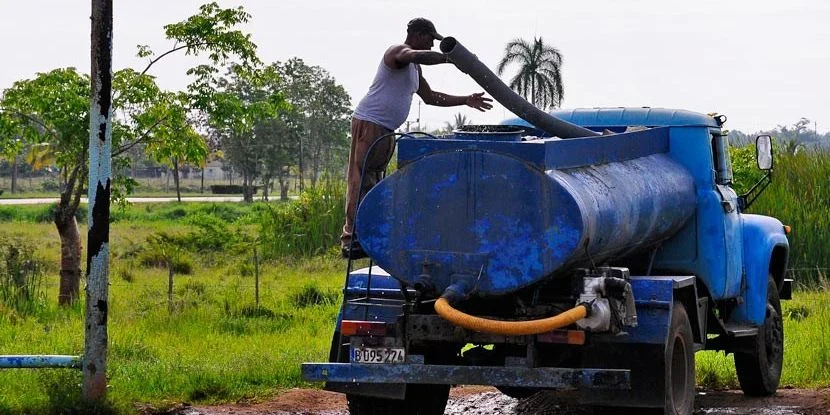 Una pipa de agua